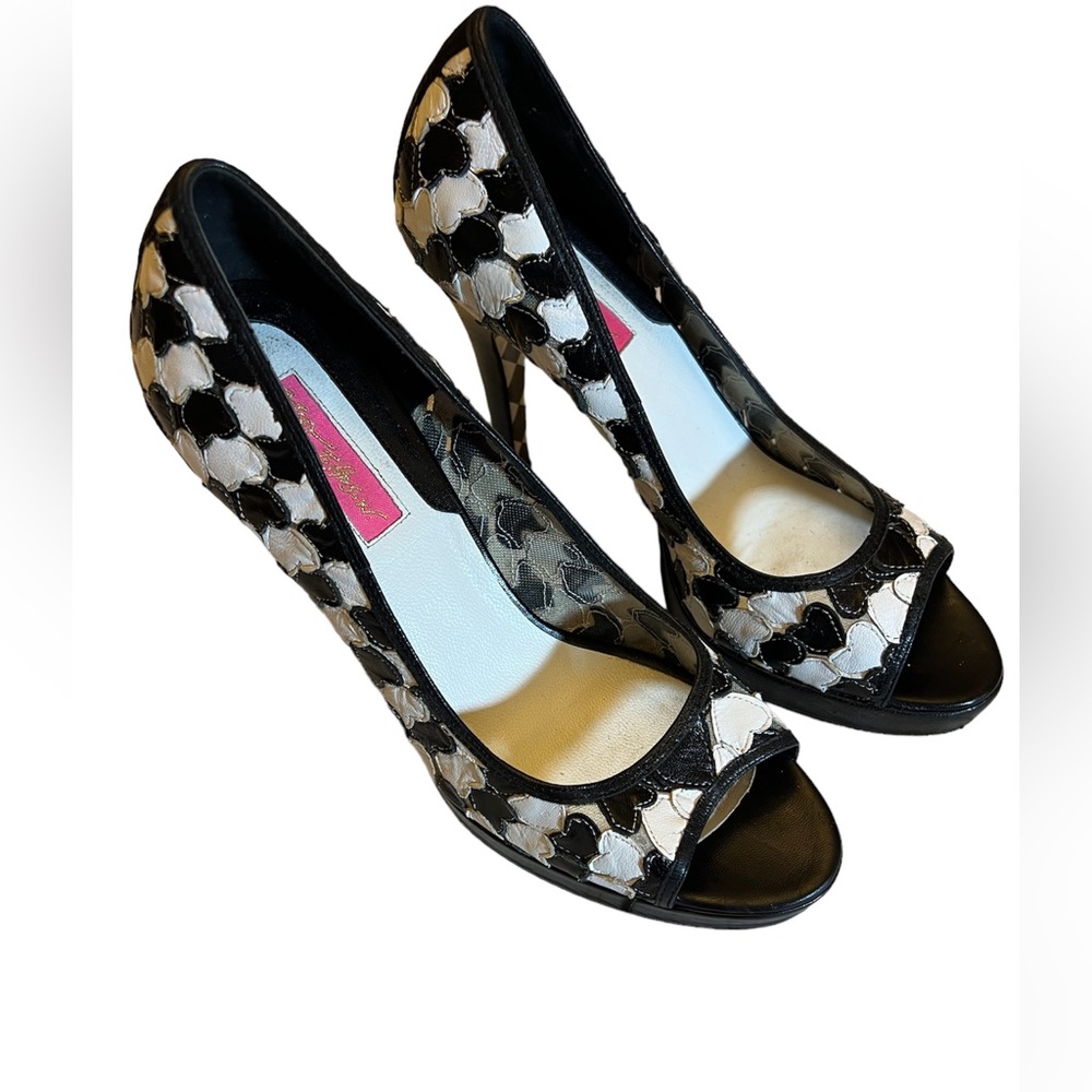 Betsy Johnson black/white heart theme heels sz 9 M.